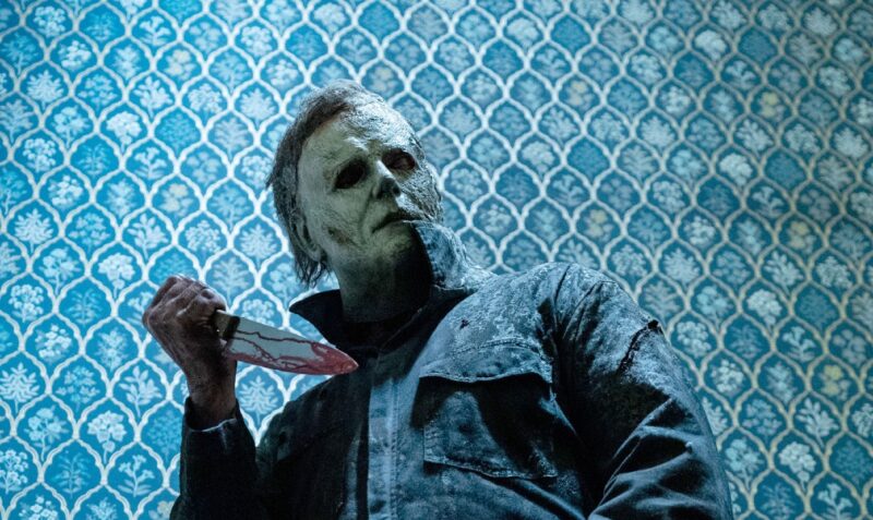 Závěr hororové ságy Halloween končí odstartoval v kinech s 58 miliony dolarů