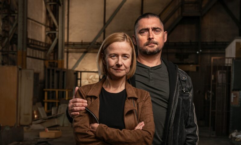 Česká televize posouvá nový seriál Stíny v mlze II kvůli střelbě na Filosofické fakultě UK