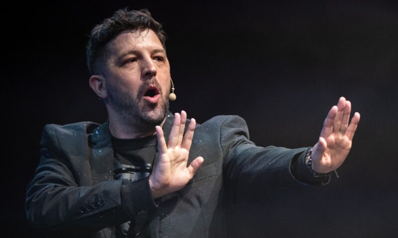 Albert Čuba vyjede na své první stand-up tour po republice, shání 300 milionů korun
