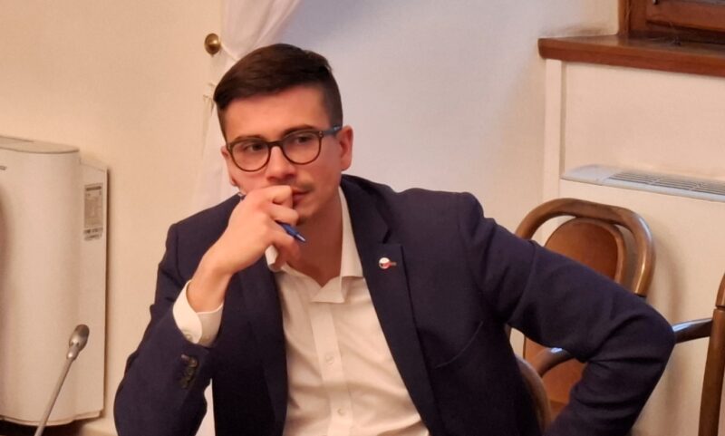 Část opozice koordinuje své kroky s vedením České televize a Českého rozhlasu