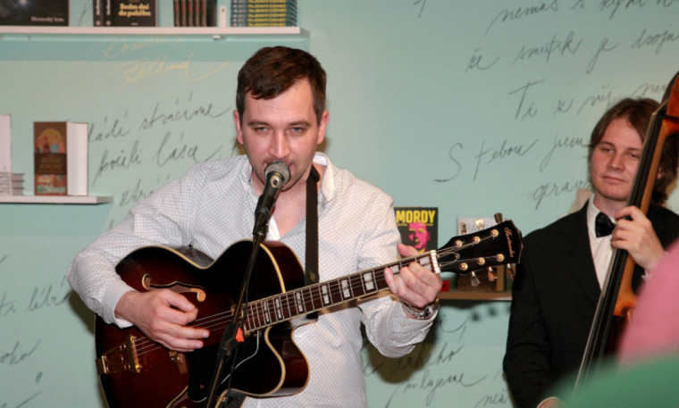 Pásek spolu s Konyukovem a Núñezem dokončili natáčení komedie Všechno nebo nic