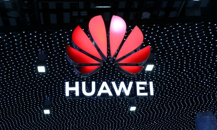 Čínský telekomunikační obr Huawei z České republiky vytáhl stovky milionů