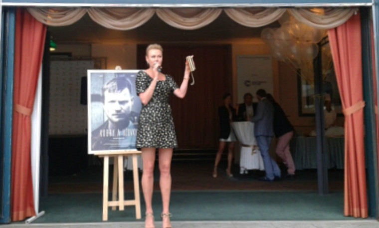 Bůh si zažertoval: na VIP party JCDecaux vyhrála cenný diamant pomocná síla