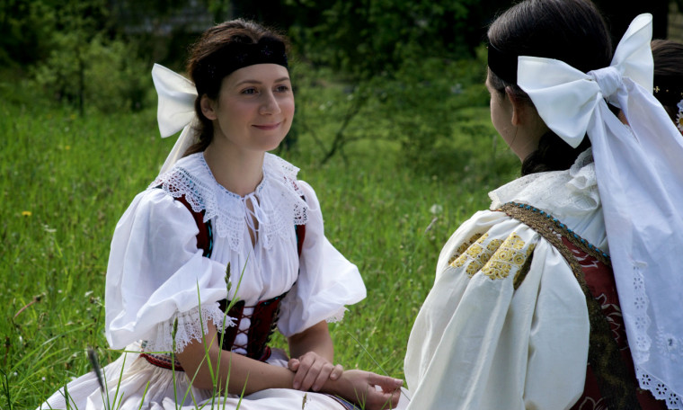 Producenti Sedmera krkavců si s nastavením kinopremiér docela zariskovali