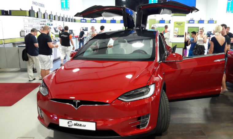 Retailový miliardář Zavoral začal na internetu prodávat elektromobily Tesla