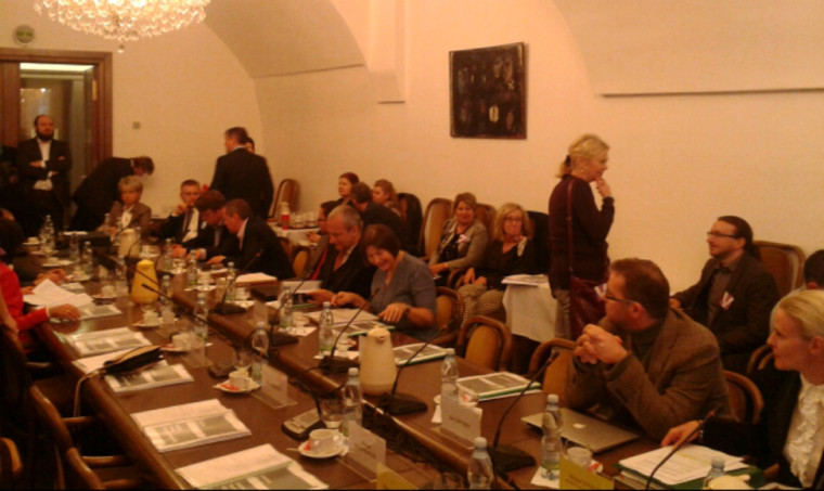 Dvě větve filmových a televizních lobbistů dnes naběhly na členy volebního výboru PSP