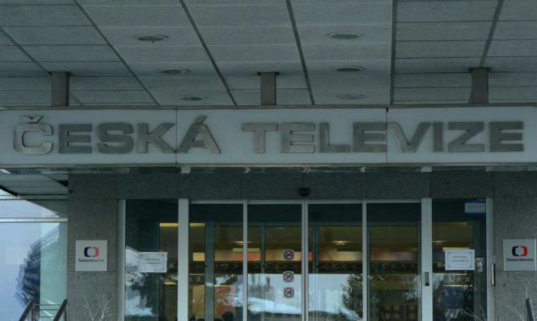 Poslanci pustili vlčáky z Nejvyššího kontrolního úřadu i na Českou televizi a rozhlas
